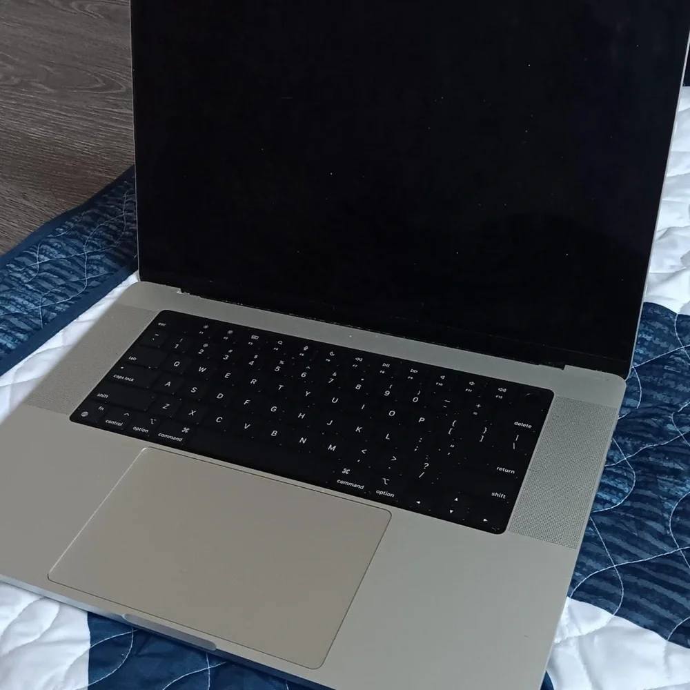Apple MacBook with Silver Chassis and Black Keyboard
